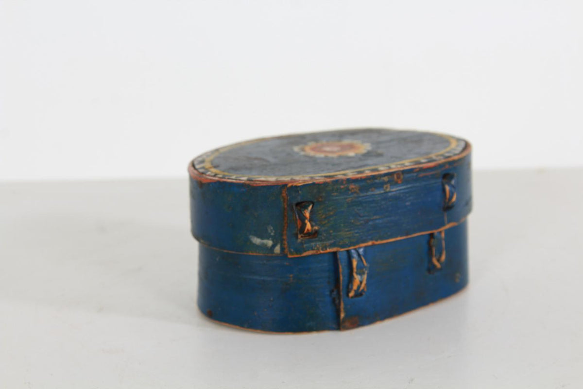 LITTLE BLUE SWEDISH 19thC BENTWOOD BOX WITH  FLOWER PAINTED LID
