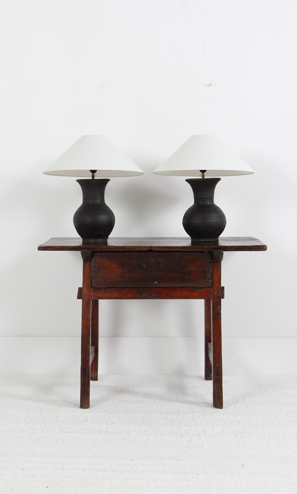PAIR OF CHINESE HAN-STYLE LAMPS WITH HANDMADE BELGIAN WHITE LINEN SHADES