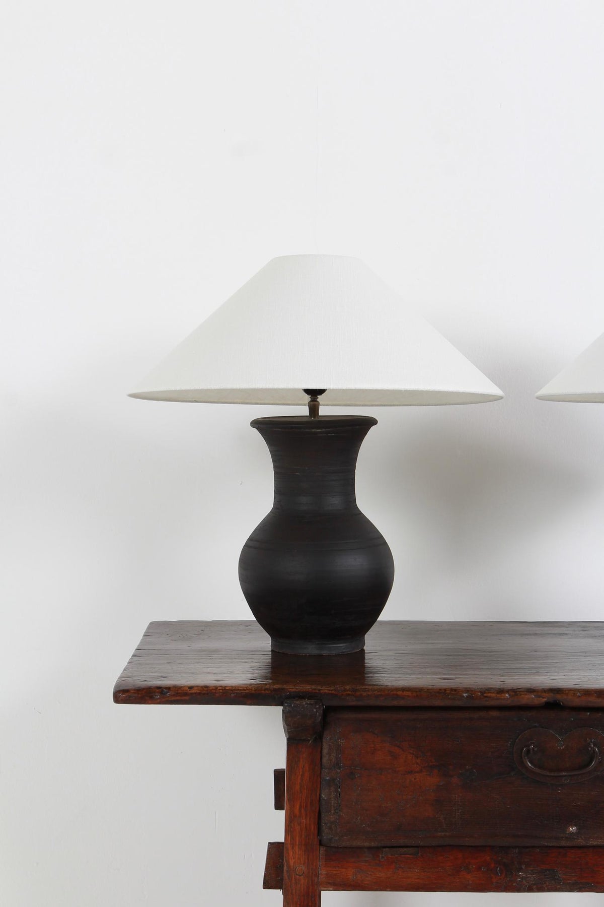 PAIR OF CHINESE HAN-STYLE LAMPS WITH HANDMADE BELGIAN WHITE LINEN SHADES