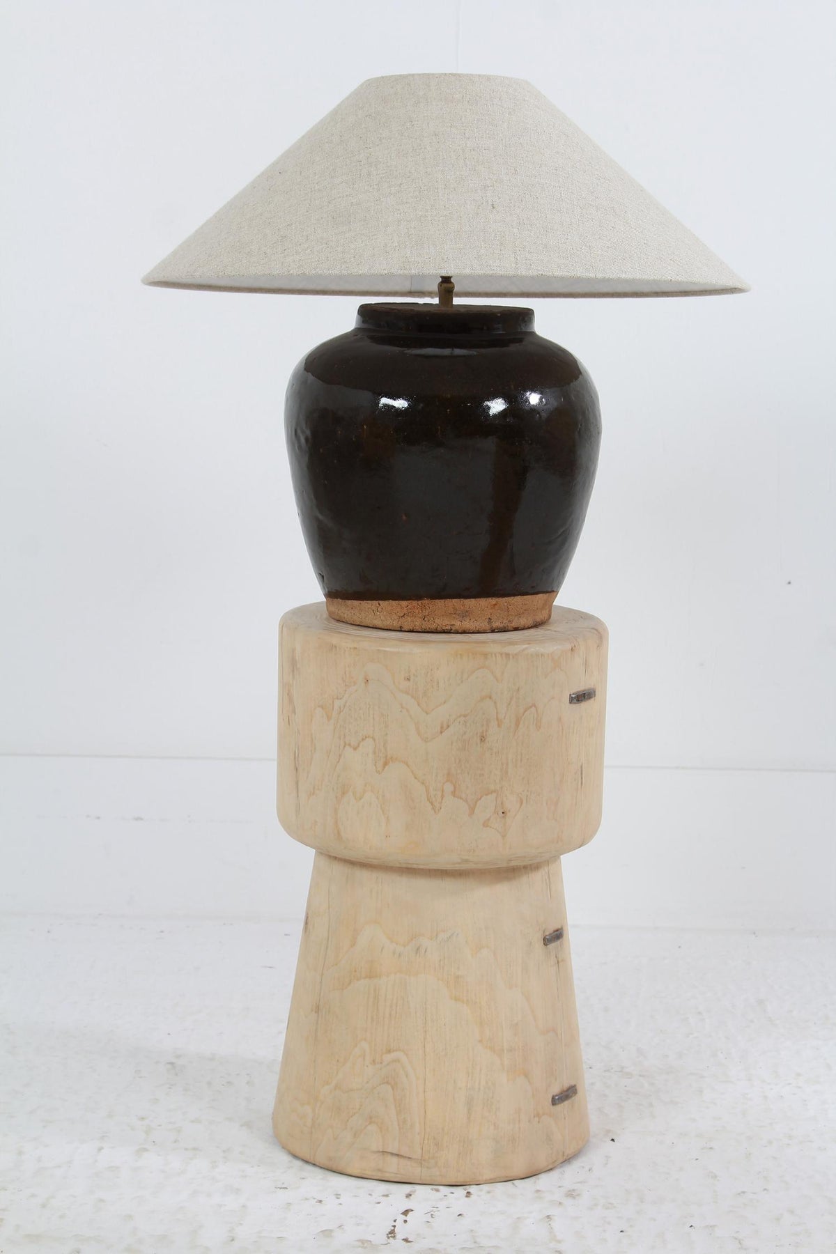 A NEAR PAIR OF UNIQUE ANTIQUE CHINESE STORAGE JAR TABLE LAMPS WITH  LINEN SHADES