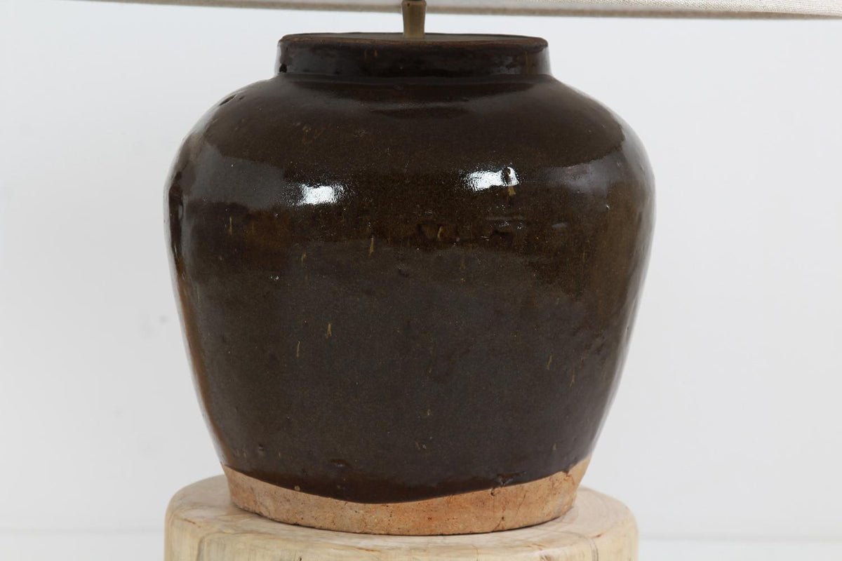 A NEAR PAIR OF UNIQUE ANTIQUE CHINESE STORAGE JAR TABLE LAMPS WITH  LINEN SHADES