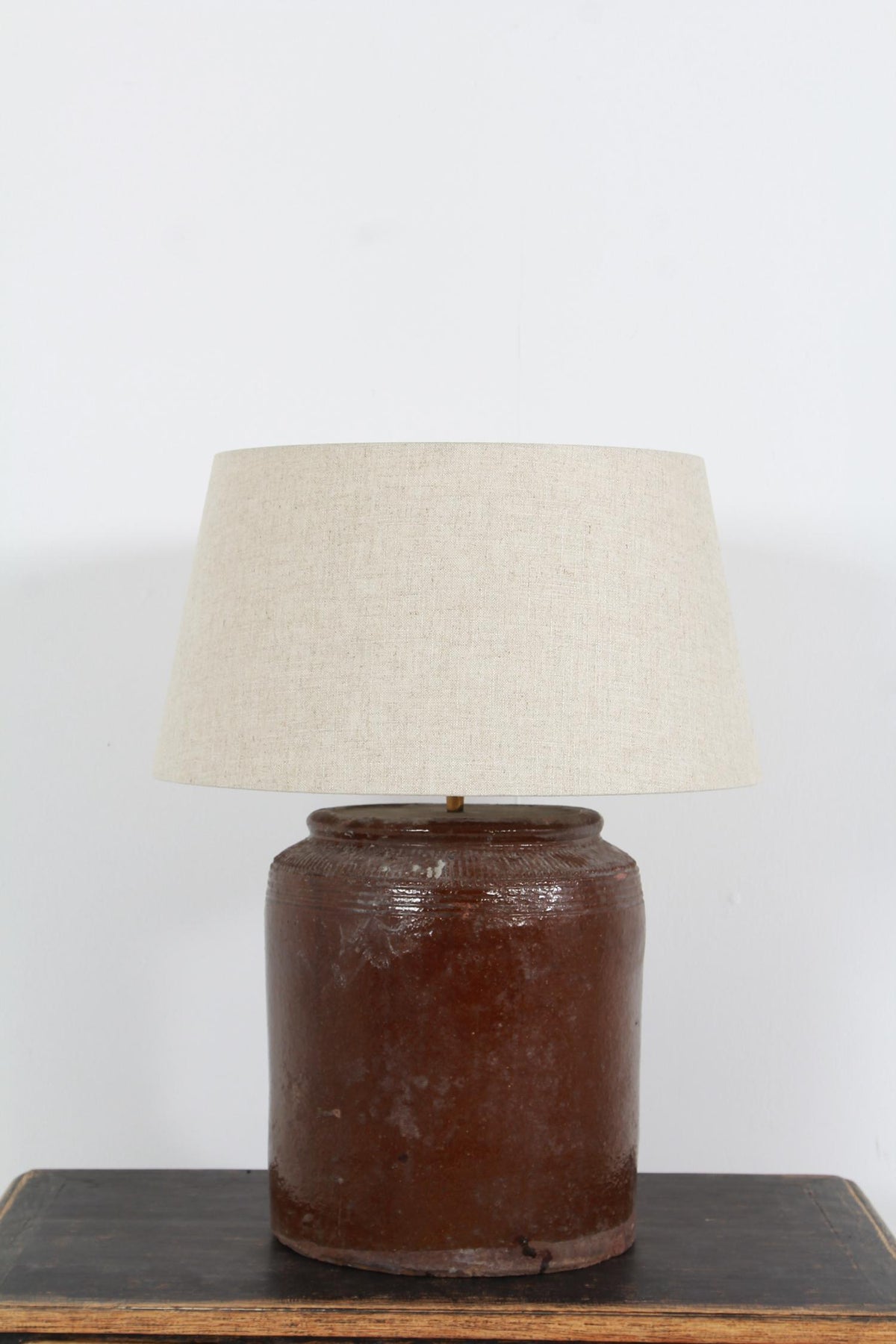 LARGE CHINESE BROWN GLAZED ANTIQUE WATER POT LAMP WITH NATURAL LINEN DRUMSHADE