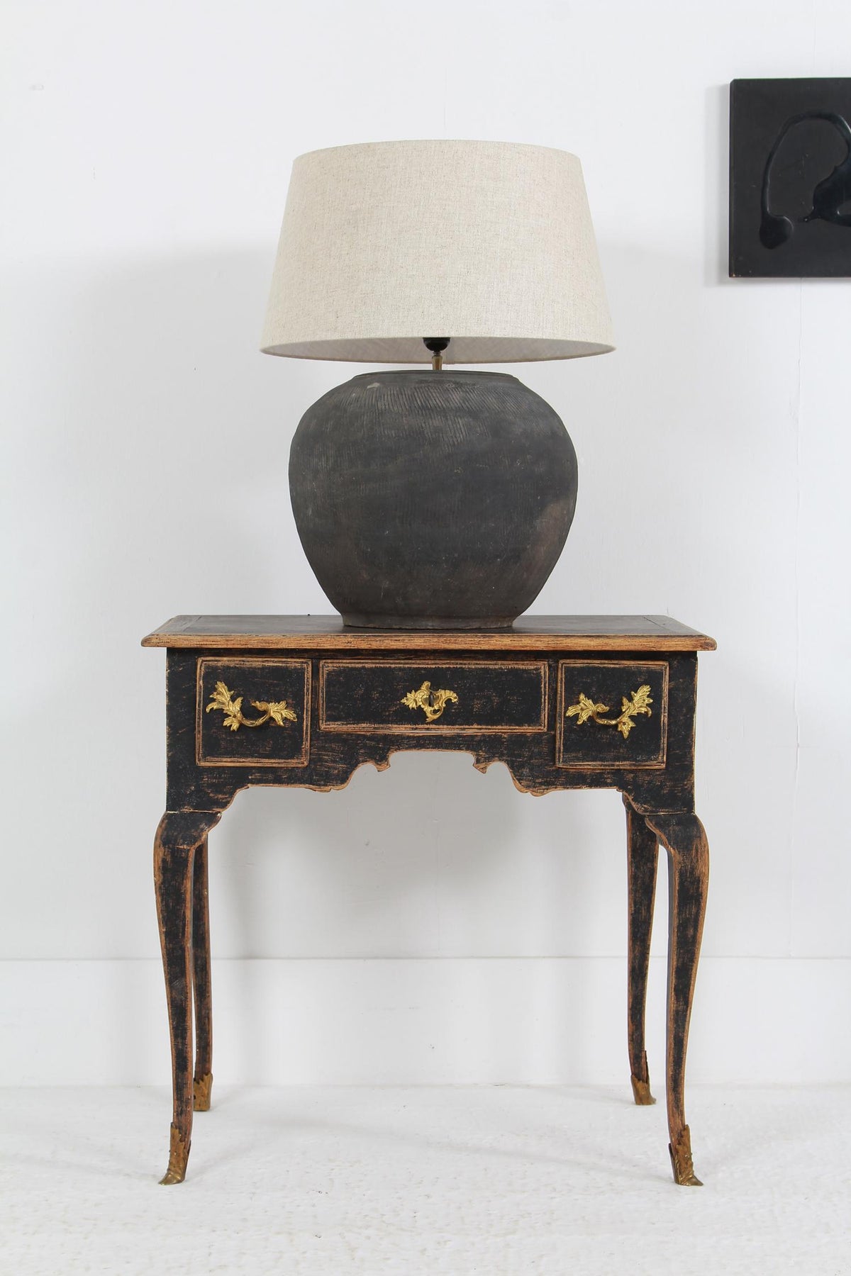 ANTIQUE XL BLACK UNGLAZED TEXTURED TABLE LAMP WITH NATURAL LINEN DRUM SHADE