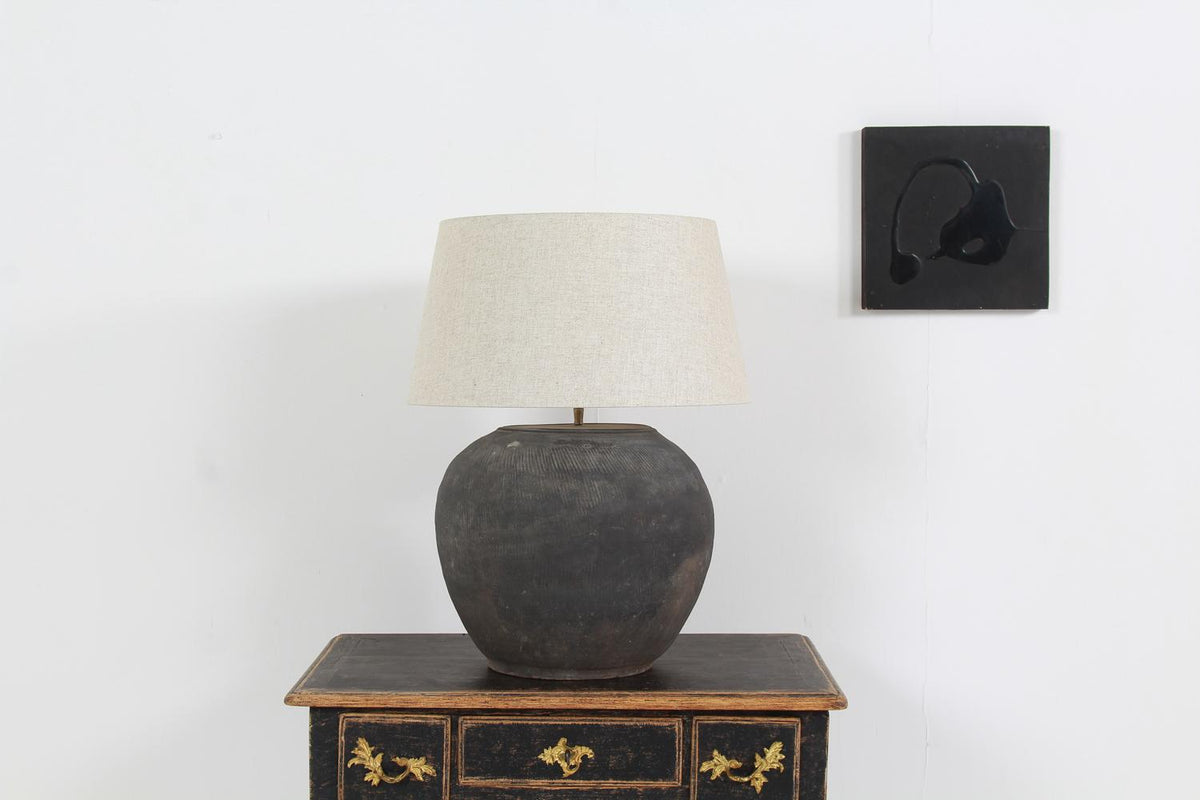 ANTIQUE XL BLACK UNGLAZED TEXTURED TABLE LAMP WITH NATURAL LINEN DRUM SHADE