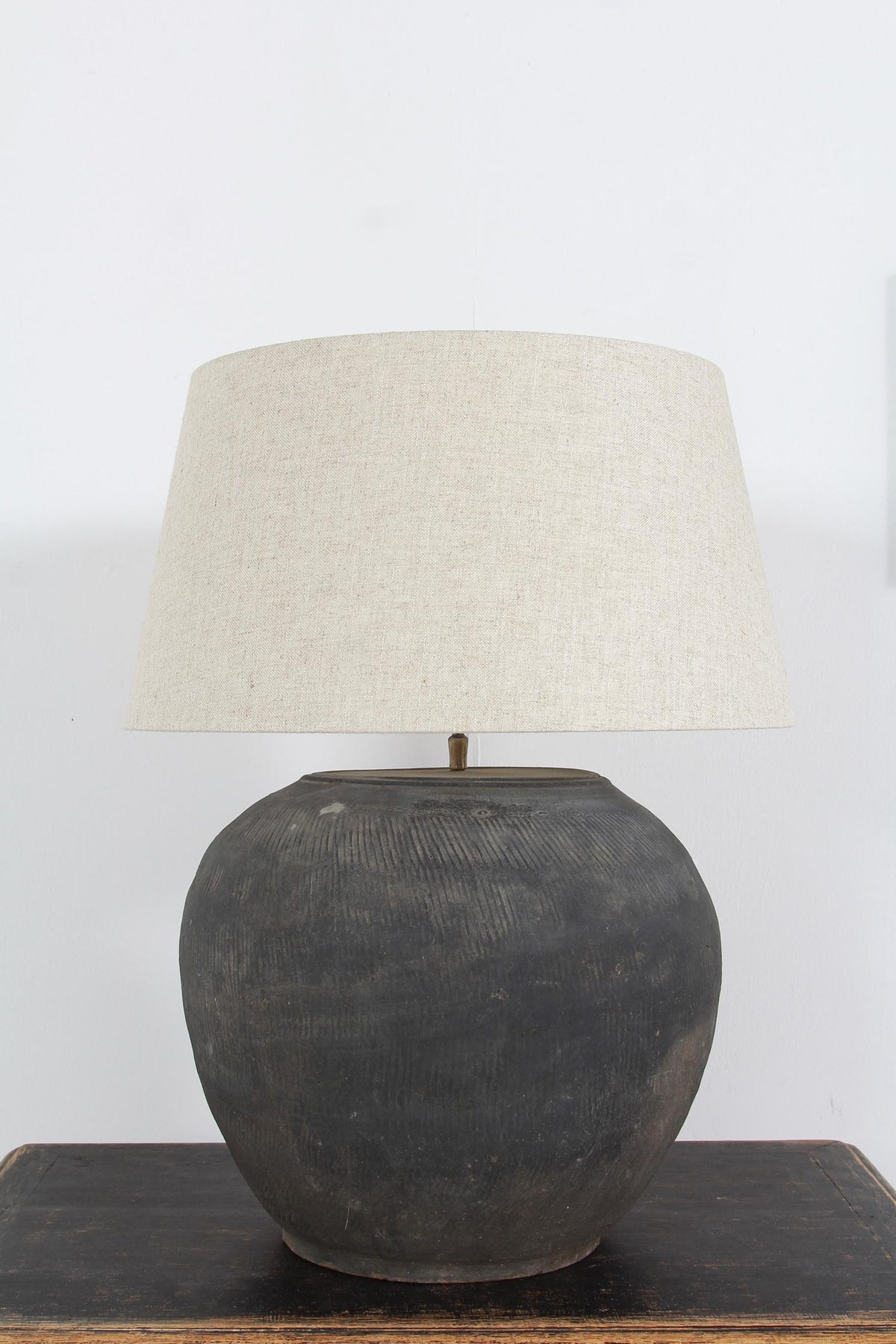 ANTIQUE XL BLACK UNGLAZED TEXTURED TABLE LAMP WITH NATURAL LINEN DRUM SHADE