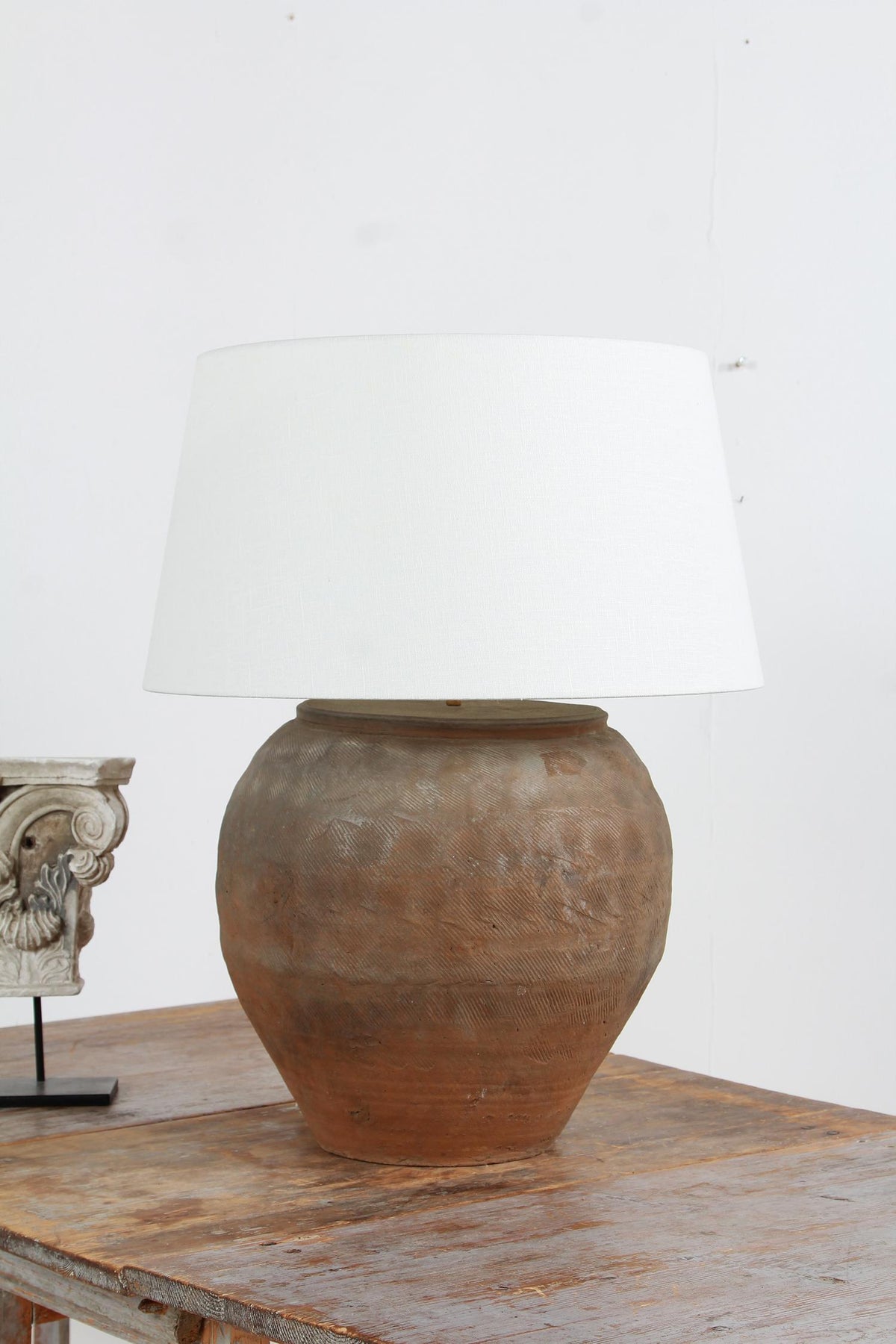 CHINESE TEXTURED ANTIQUE TABLE LAMP WITH OFF WHITE LINEN DRUM SHADE