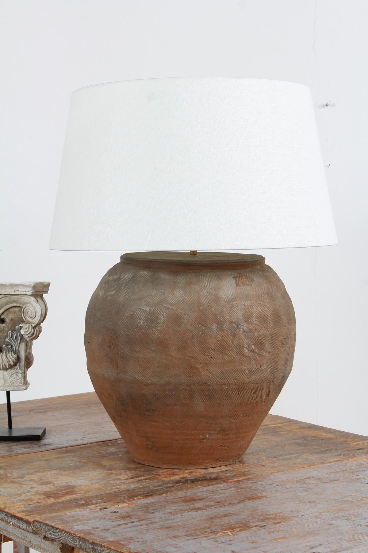 CHINESE TEXTURED ANTIQUE TABLE LAMP WITH OFF WHITE LINEN DRUM SHADE