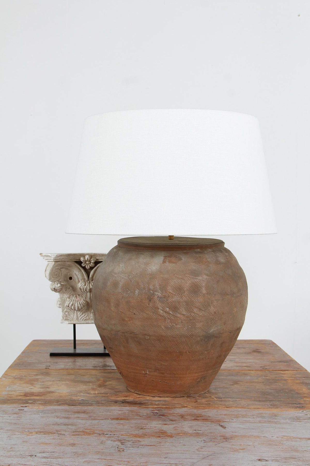 CHINESE TEXTURED ANTIQUE TABLE LAMP WITH OFF WHITE LINEN DRUM SHADE