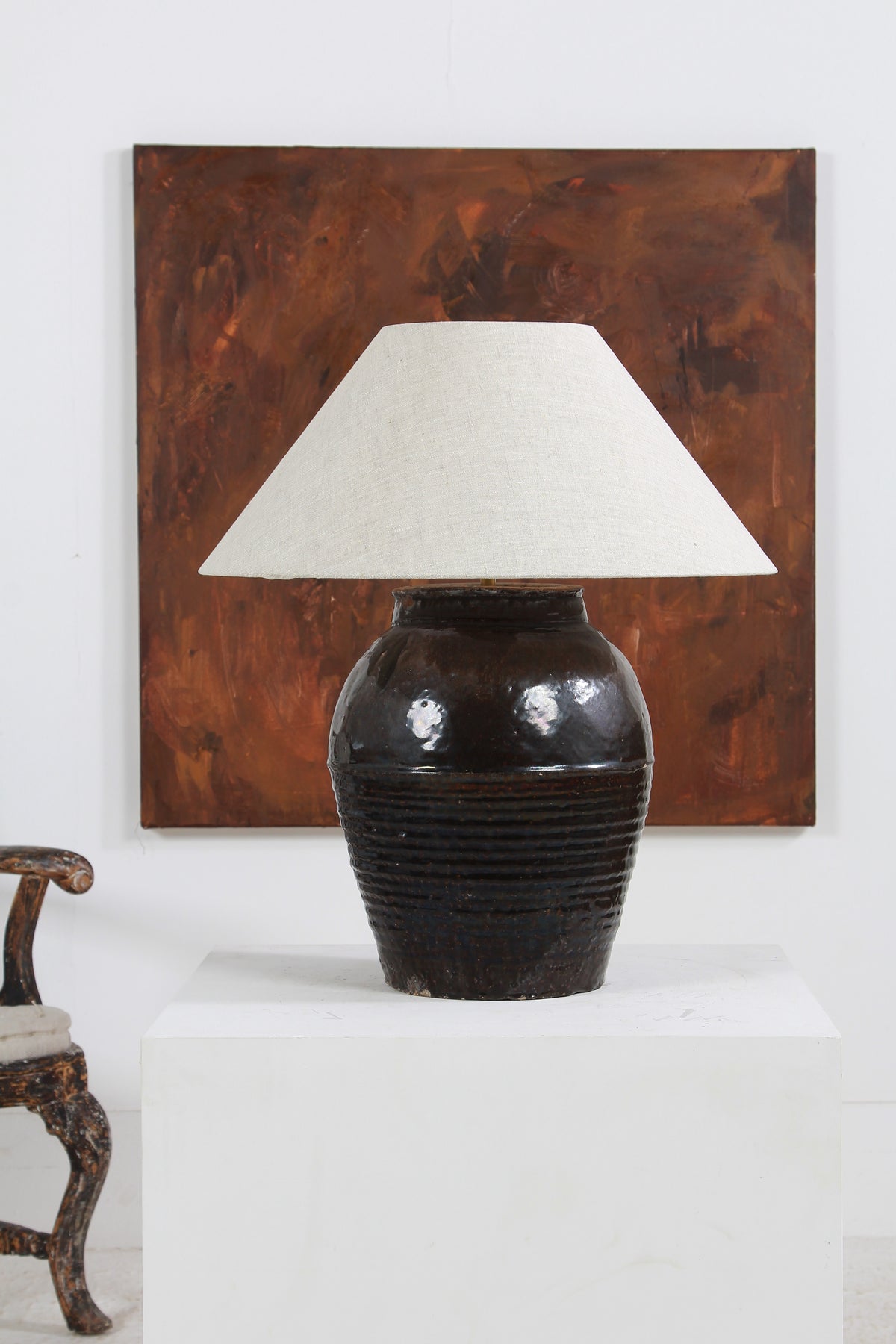 BEAUTIFUL ANTIQUE CHINESE TABLE LAMP WITH NATURAL BELGIUM NATURAL LINEN SHADE