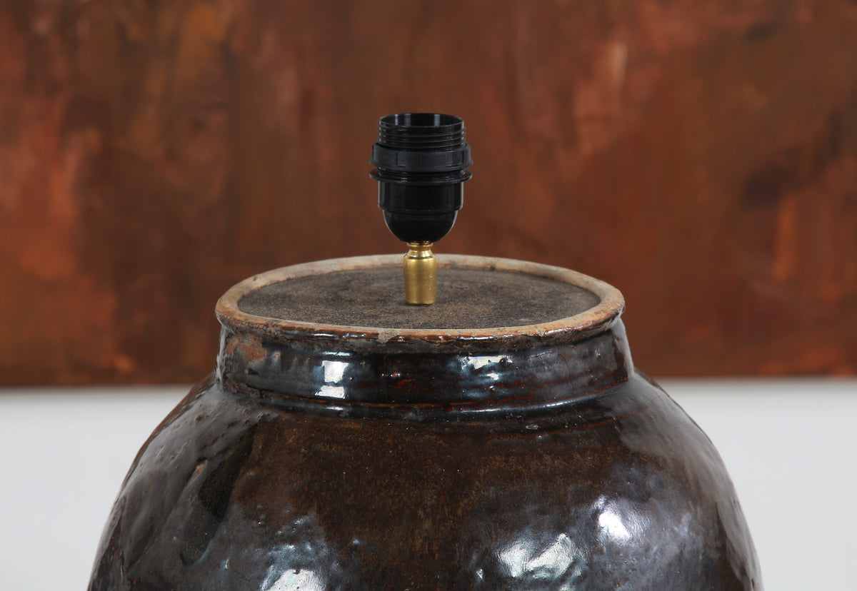 BEAUTIFUL ANTIQUE CHINESE TABLE LAMP WITH NATURAL BELGIUM NATURAL LINEN SHADE