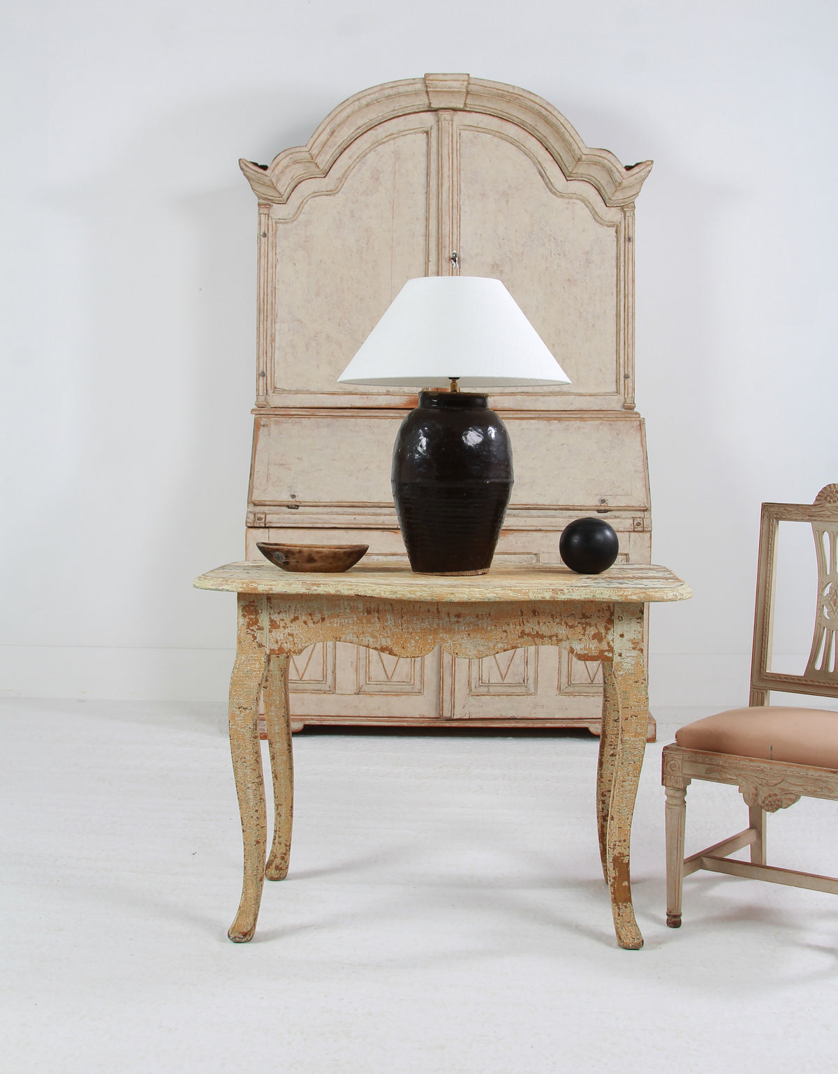 STUNNING ANTIQUE CHINESE TABLE LAMP WITH NATURAL BELGIUM NATURAL LINEN SHADE