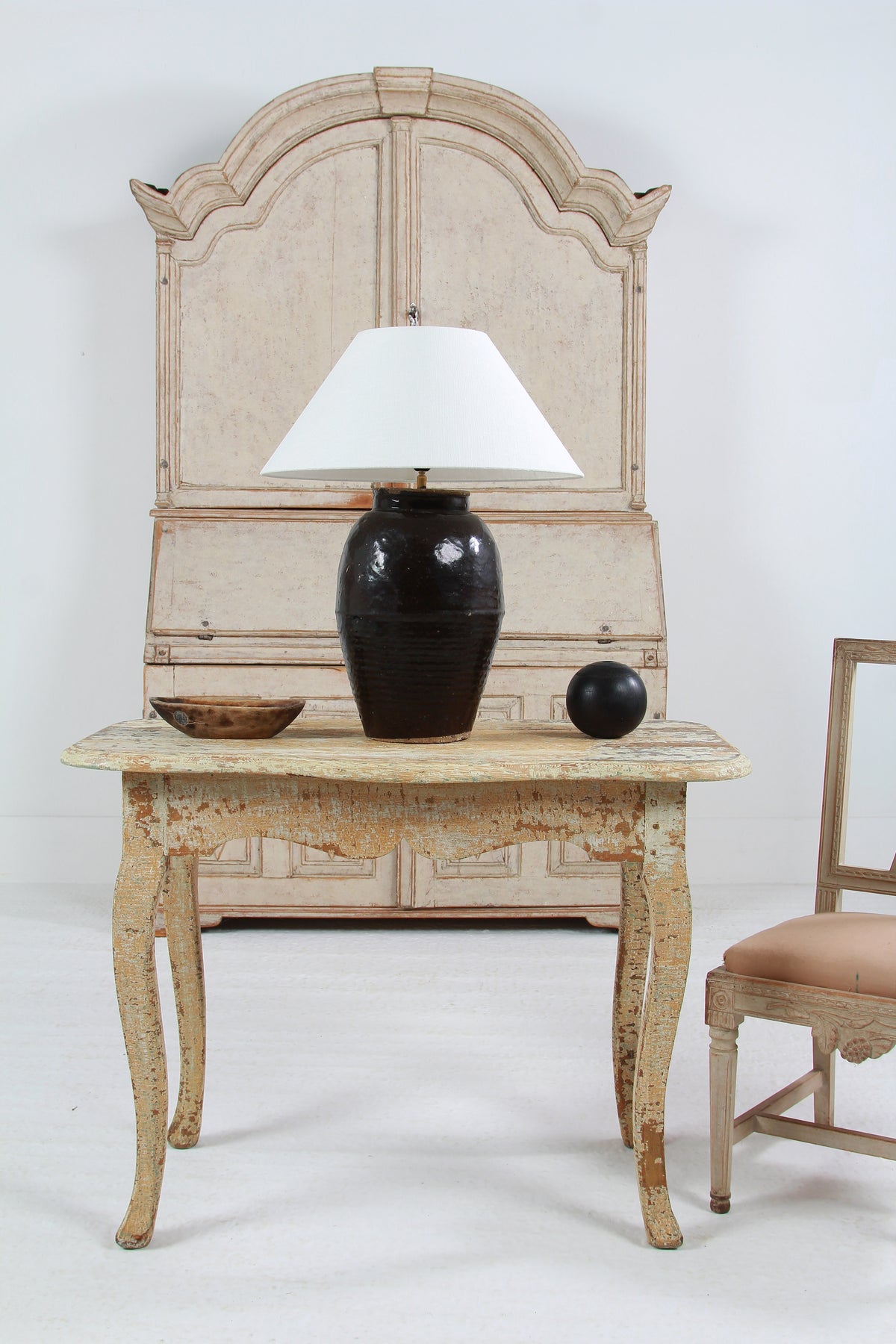 STUNNING ANTIQUE CHINESE TABLE LAMP WITH NATURAL BELGIUM NATURAL LINEN SHADE