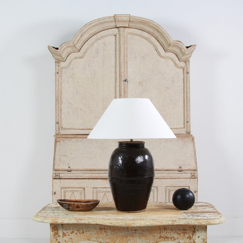 STUNNING ANTIQUE CHINESE TABLE LAMP WITH NATURAL BELGIUM NATURAL LINEN SHADE