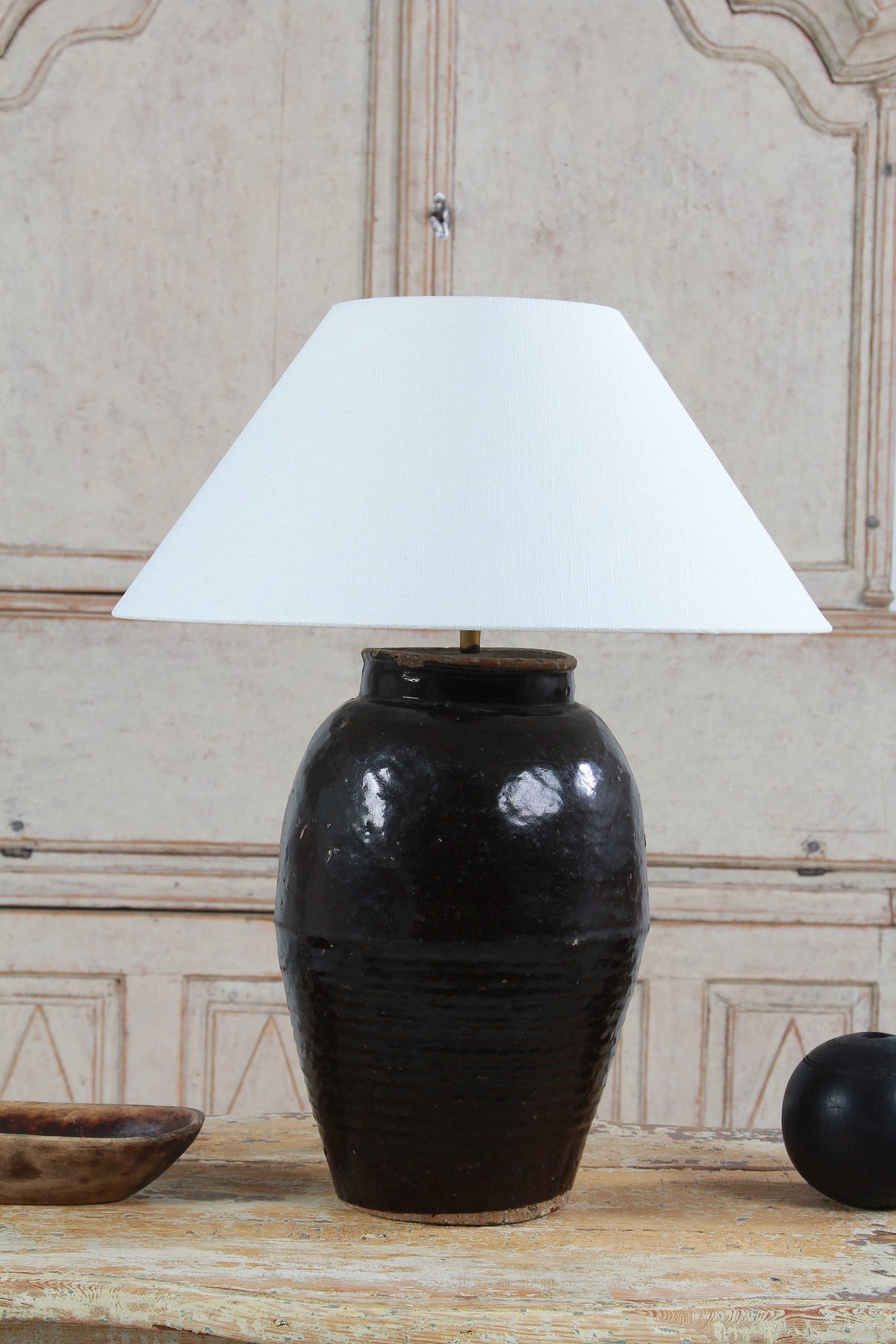 STUNNING ANTIQUE CHINESE TABLE LAMP WITH NATURAL BELGIUM NATURAL LINEN SHADE