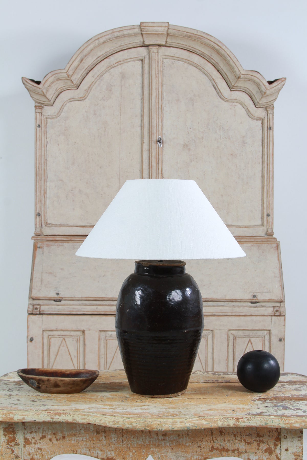 STUNNING ANTIQUE CHINESE TABLE LAMP WITH NATURAL BELGIUM NATURAL LINEN SHADE