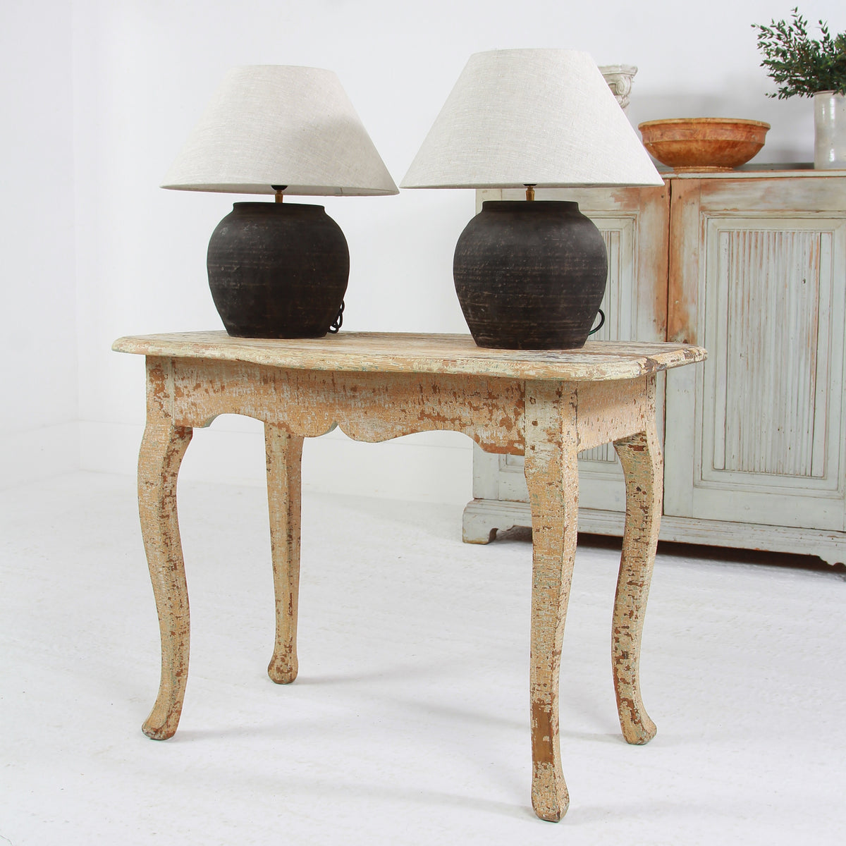 NEAR PAIR OF CHINESE BLACK POTTERY TABLE  LAMPS WITH NATURAL LINEN EMPIRE SHADES