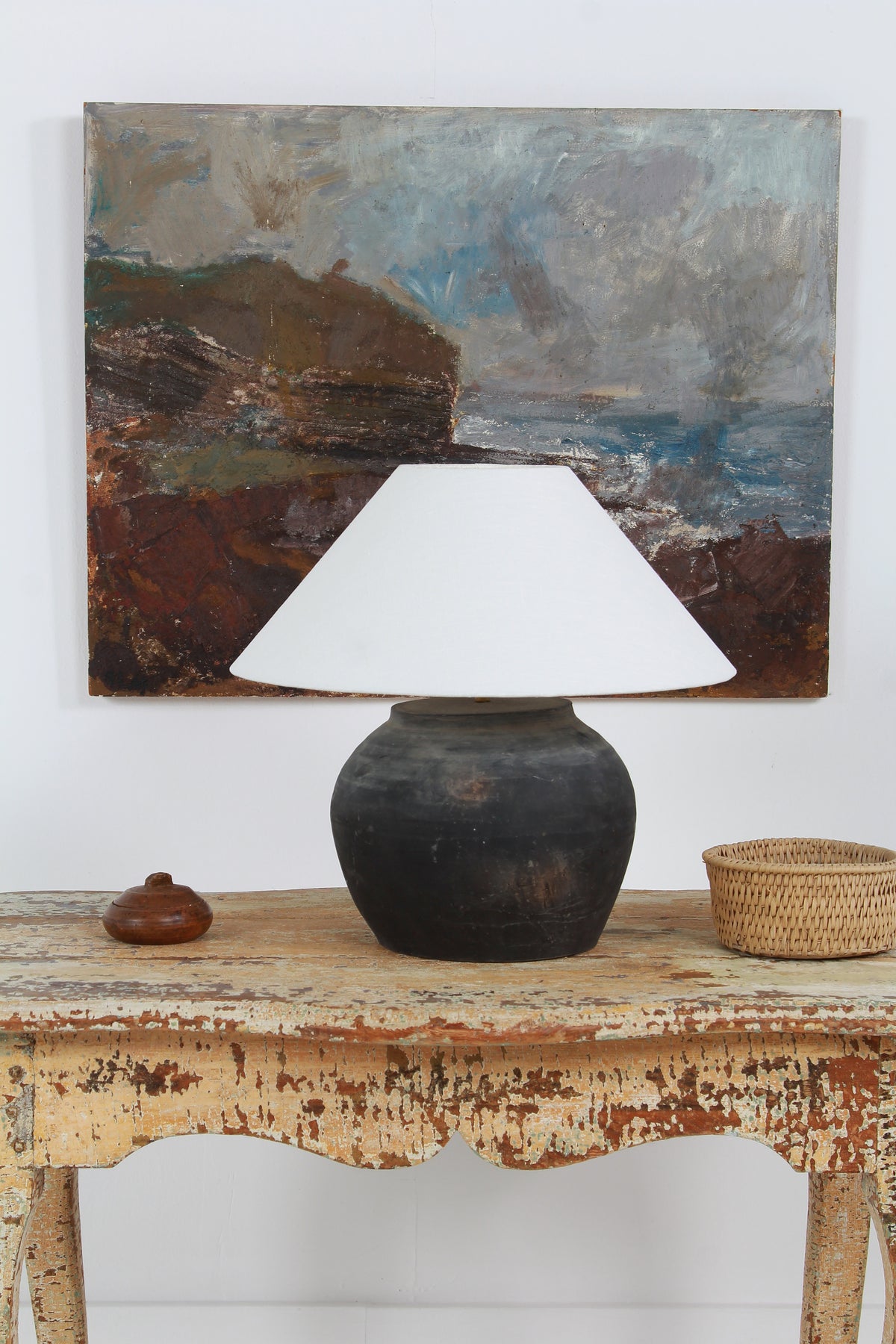 CHINESE BLACK UNGLAZED POTTERY TABLE LAMP WITH WHITE EMPIRE LINEN SHADE