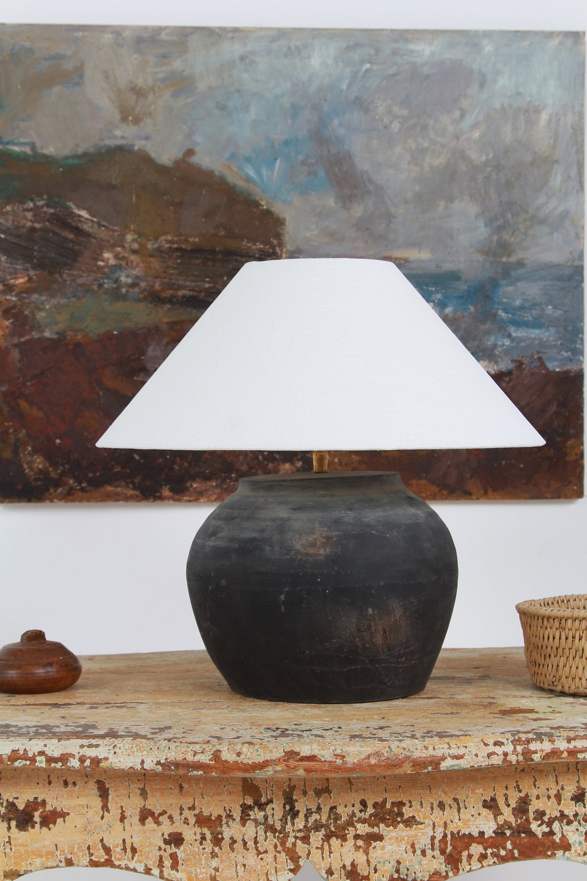 CHINESE BLACK UNGLAZED POTTERY TABLE LAMP WITH WHITE EMPIRE LINEN SHADE