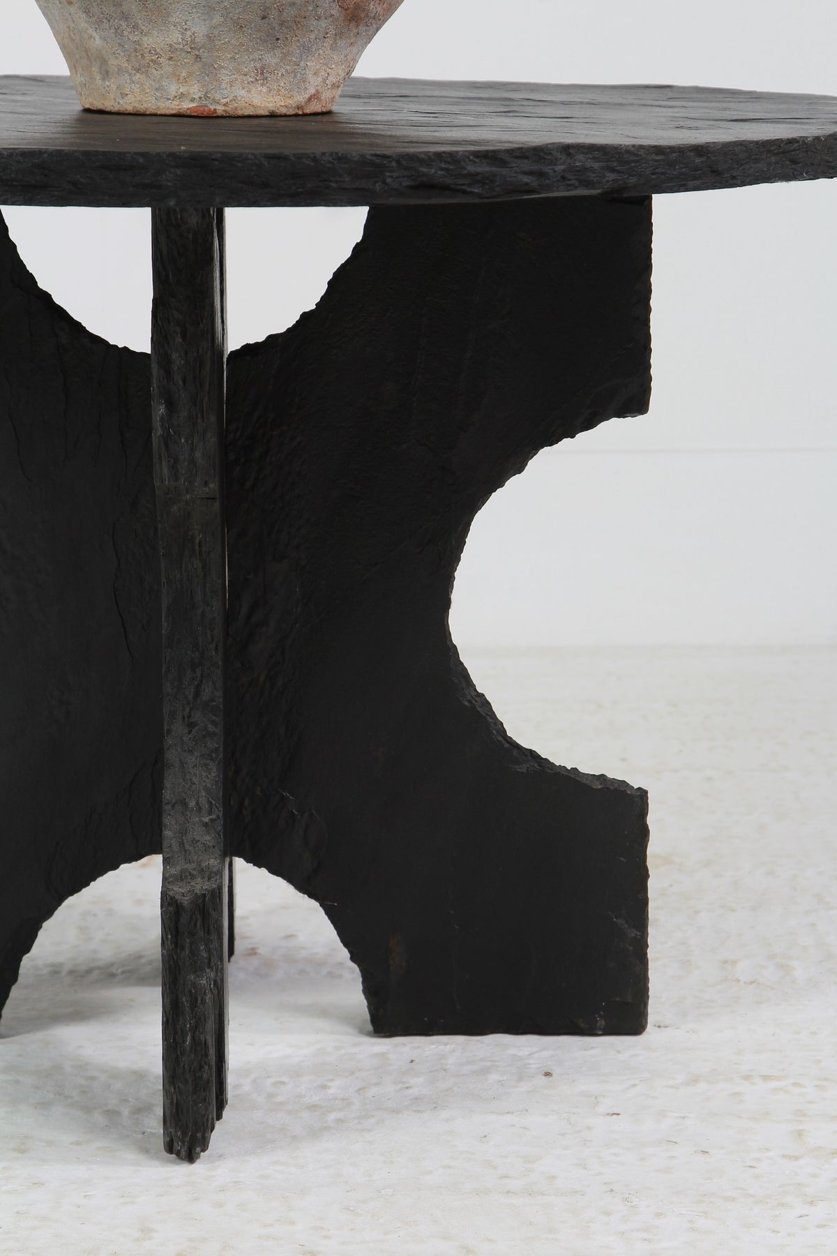 STYLISH BLACK RIVEN SLATE SCULPTURED PEDESTAL /CENTRE/LAMP /TABLE