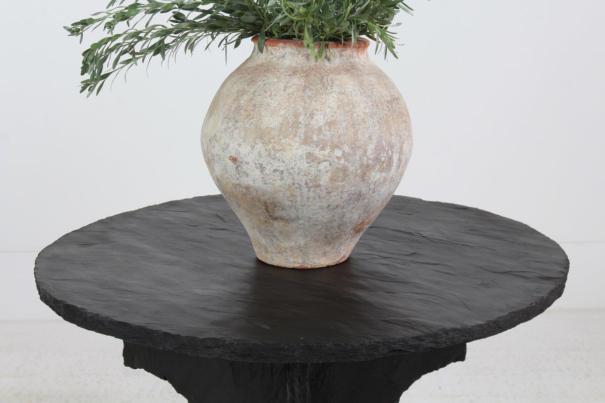 STYLISH BLACK RIVEN SLATE SCULPTURED PEDESTAL /CENTRE/LAMP /TABLE