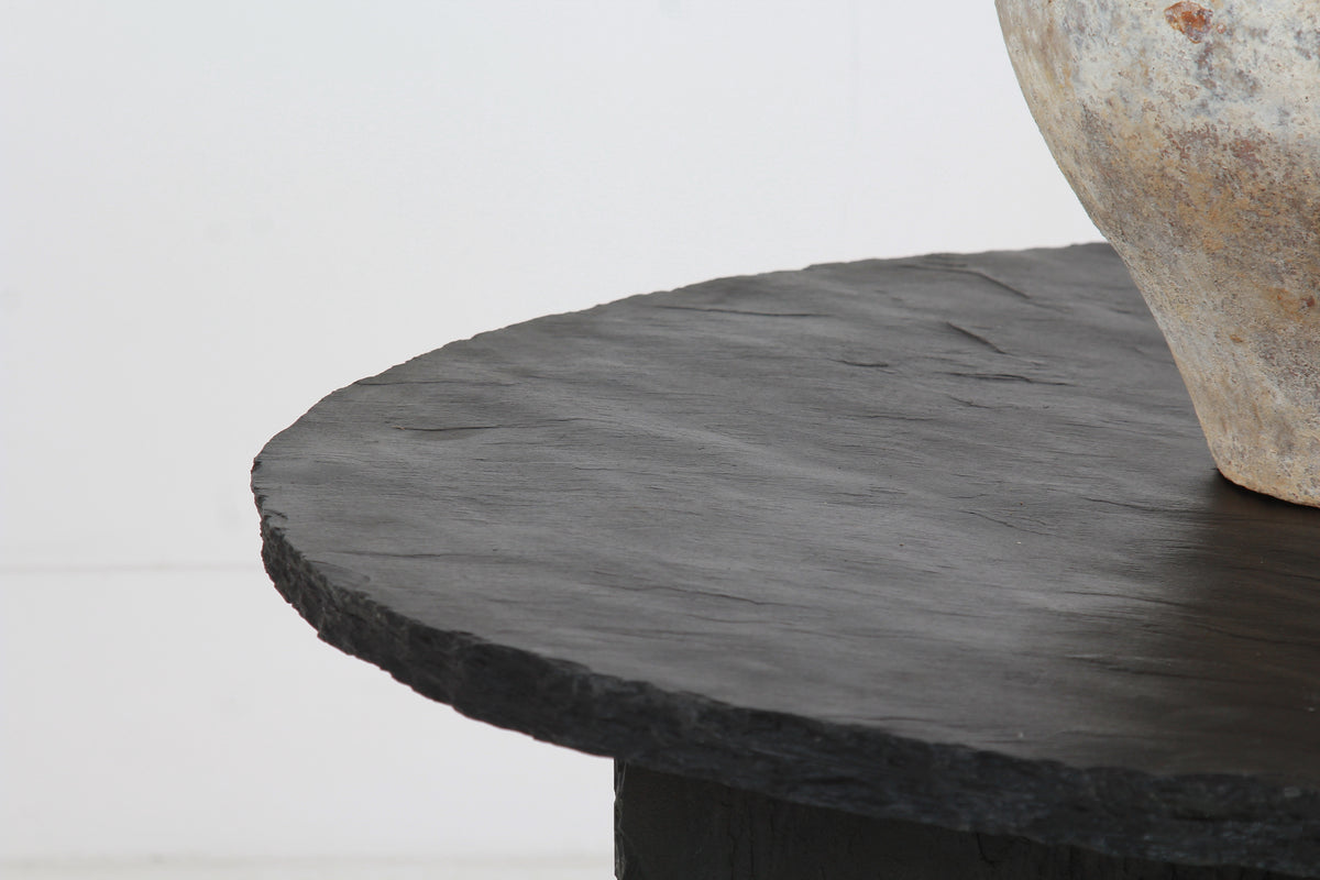 STYLISH BLACK RIVEN SLATE SCULPTURED PEDESTAL /CENTRE/LAMP /TABLE