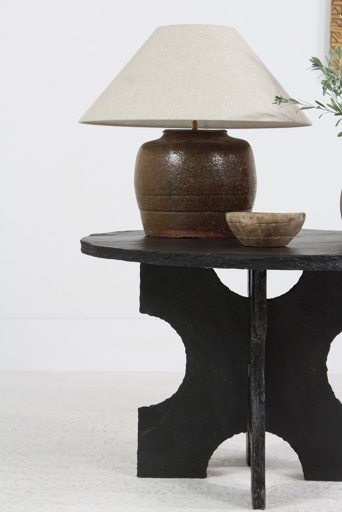 STYLISH BLACK RIVEN SLATE SCULPTURED PEDESTAL /CENTRE/LAMP /TABLE