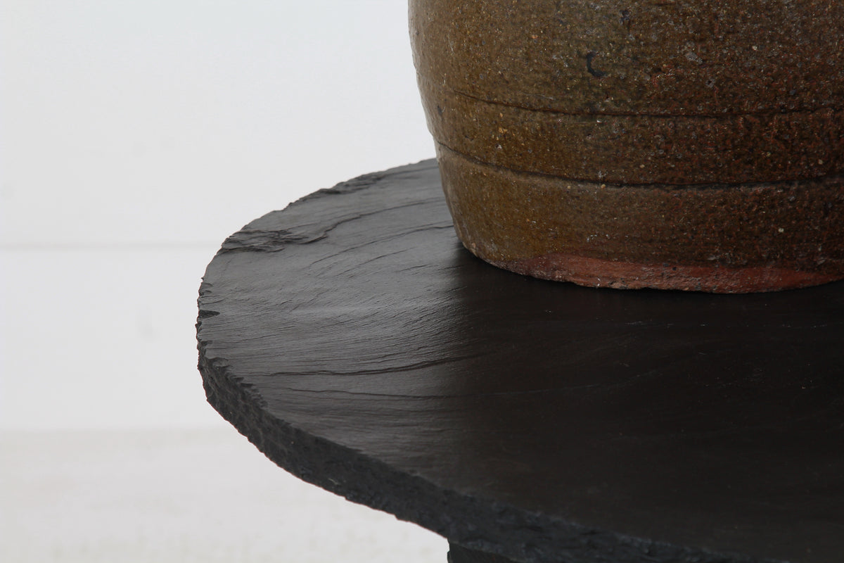 STYLISH BLACK RIVEN SLATE SCULPTURED PEDESTAL /CENTRE/LAMP /TABLE