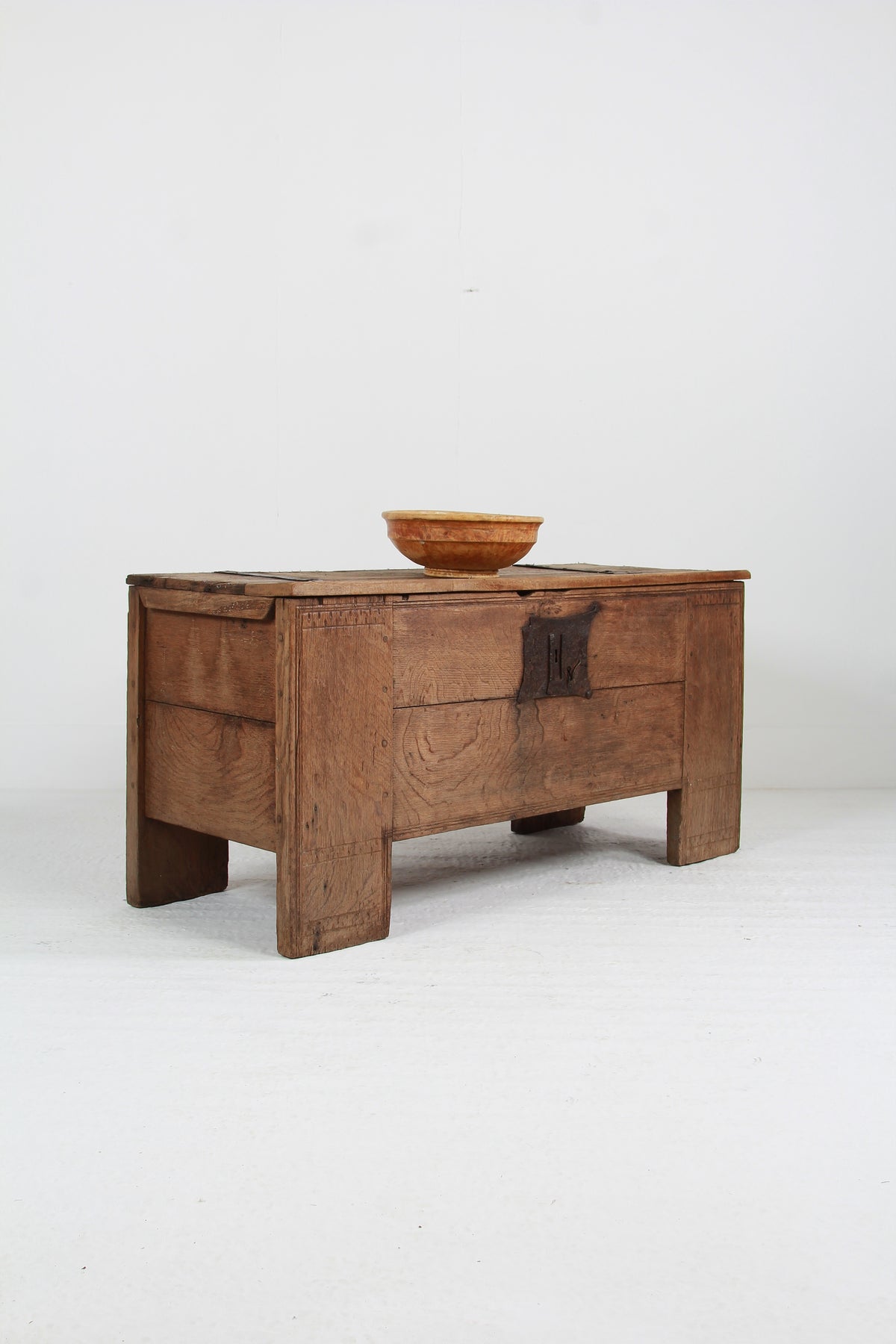 Impressive Italian 16th-century Rustic Oak Coffer/Trunk