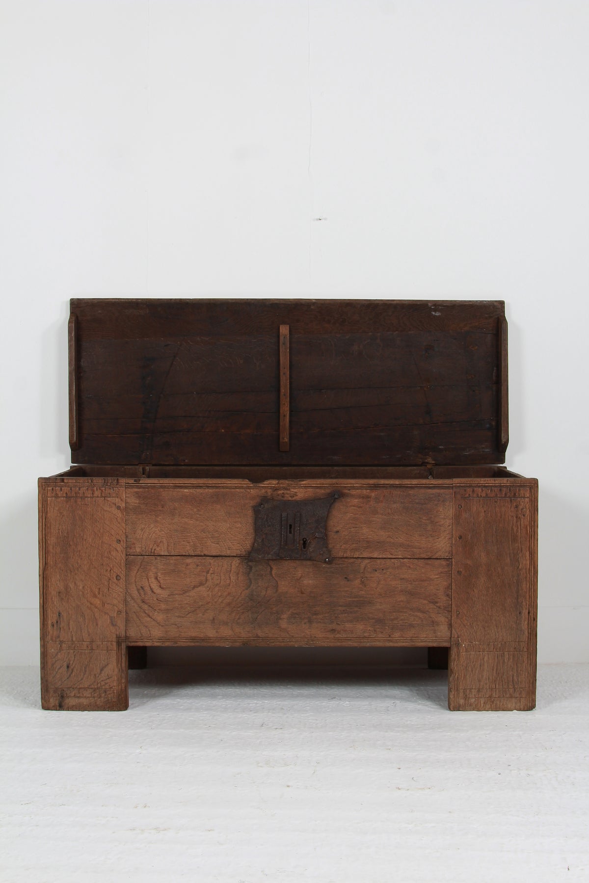 Impressive Italian 16th-century Rustic Oak Coffer/Trunk