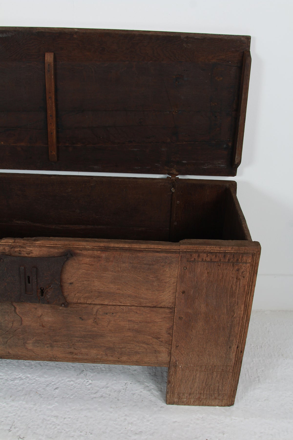 Impressive Italian 16th-century Rustic Oak Coffer/Trunk