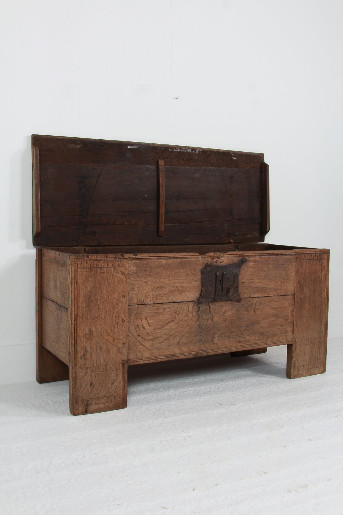 Impressive Italian 16th-century Rustic Oak Coffer/Trunk