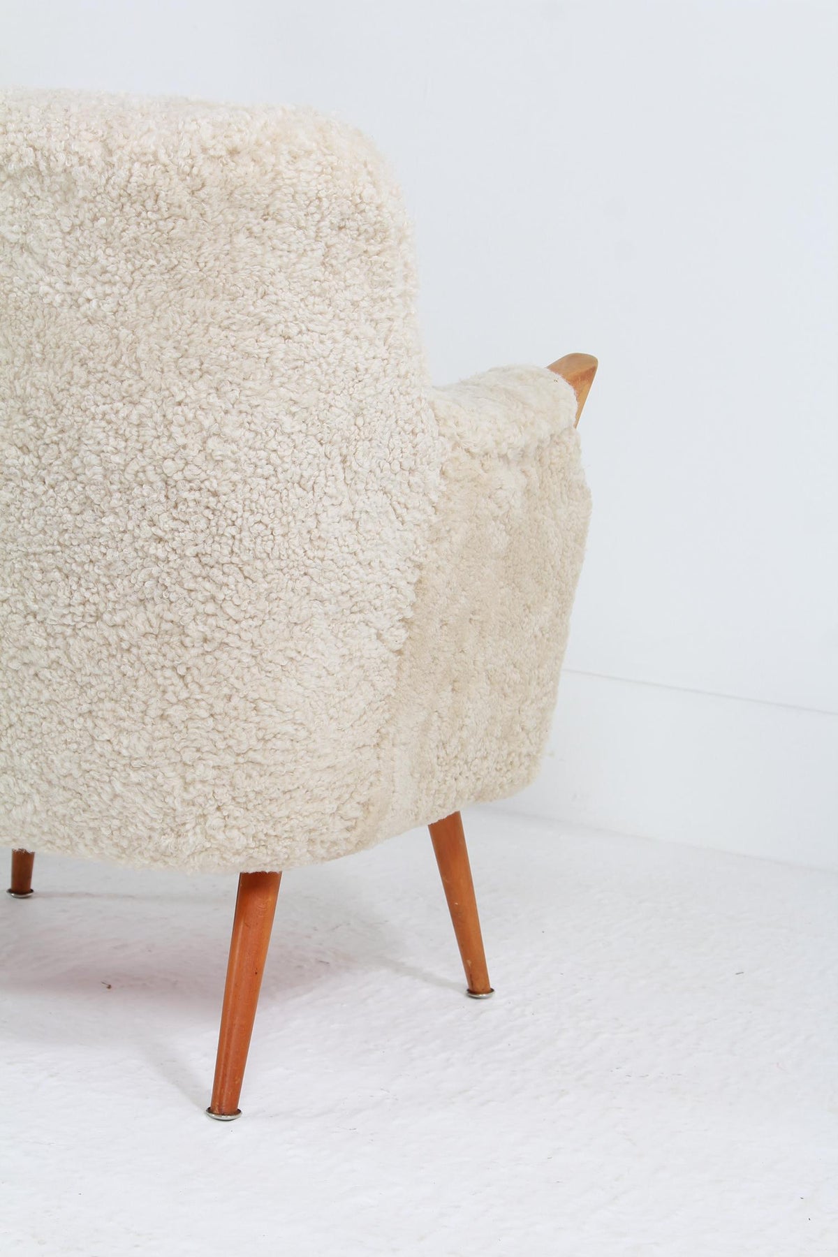 Danish Mid-Century Sculptural Lounge Chair in Natural Sheepskin