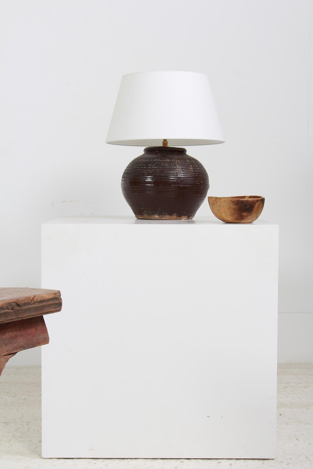 Charming  CHINESE STORAGE JAR Table LAMP WITH Drum LINEN SHADE