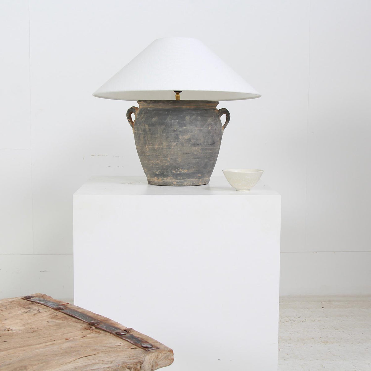 AUTHENTIC CHINESE POTTERY TABLE  LAMP WITH WHITE LINEN EMPIRE SHADE
