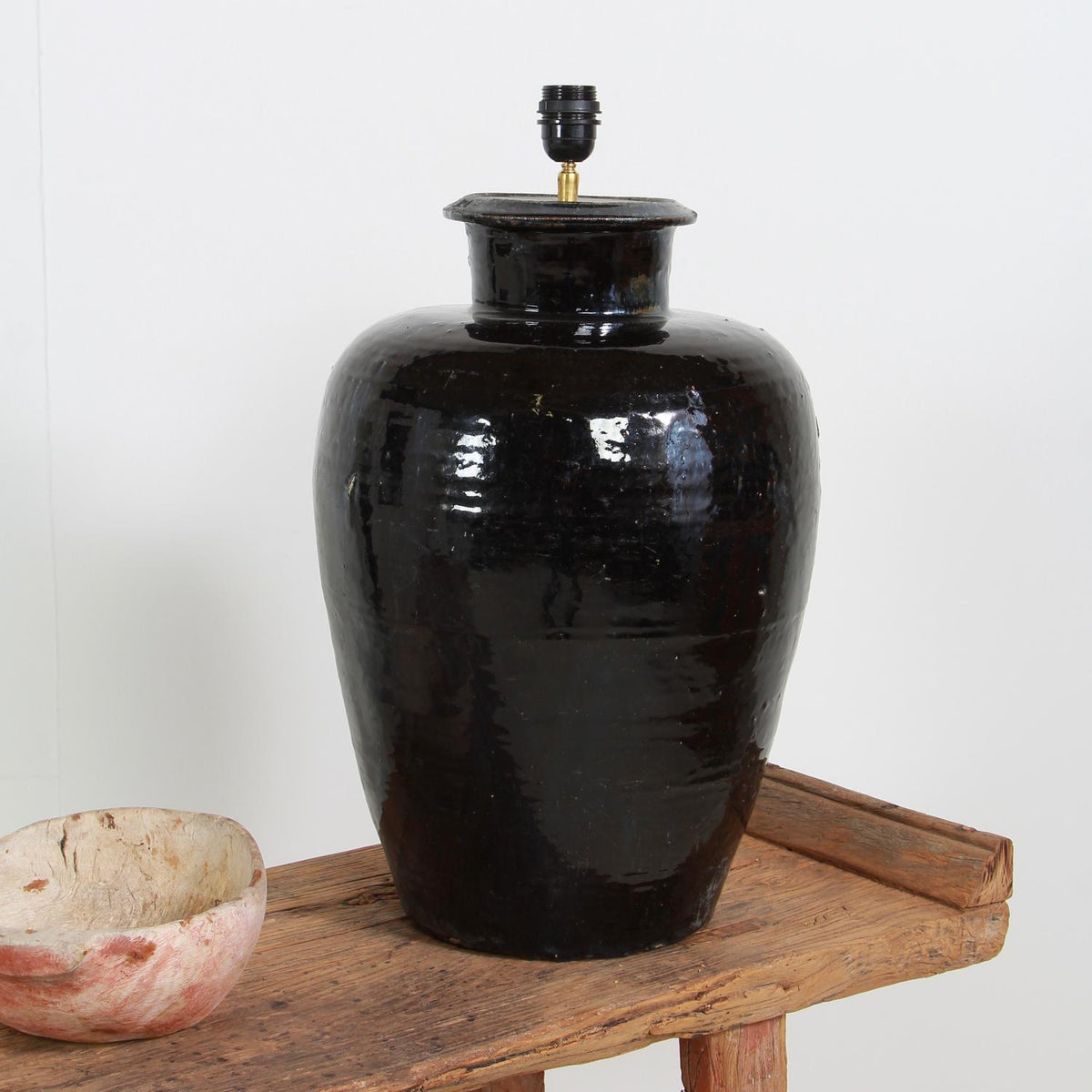 XL CHINESE BLACK GLAZED WINE POT LAMP WITH WHITE LINEN SHADE