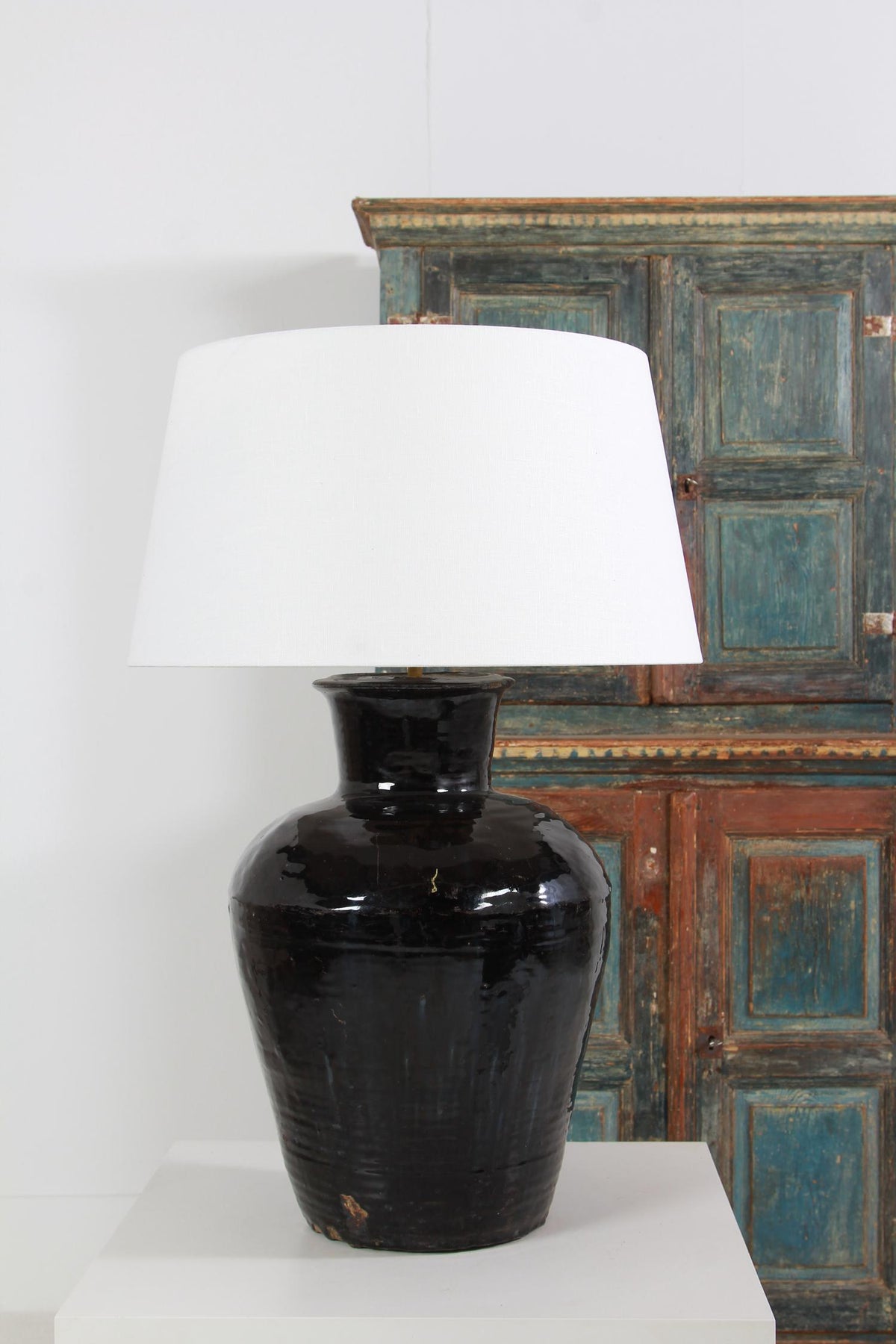 EXCEPTIONAL CHINESE BLACK GLAZED WINE POT LAMPS WITH WHITE LINEN DRUM SHADES
