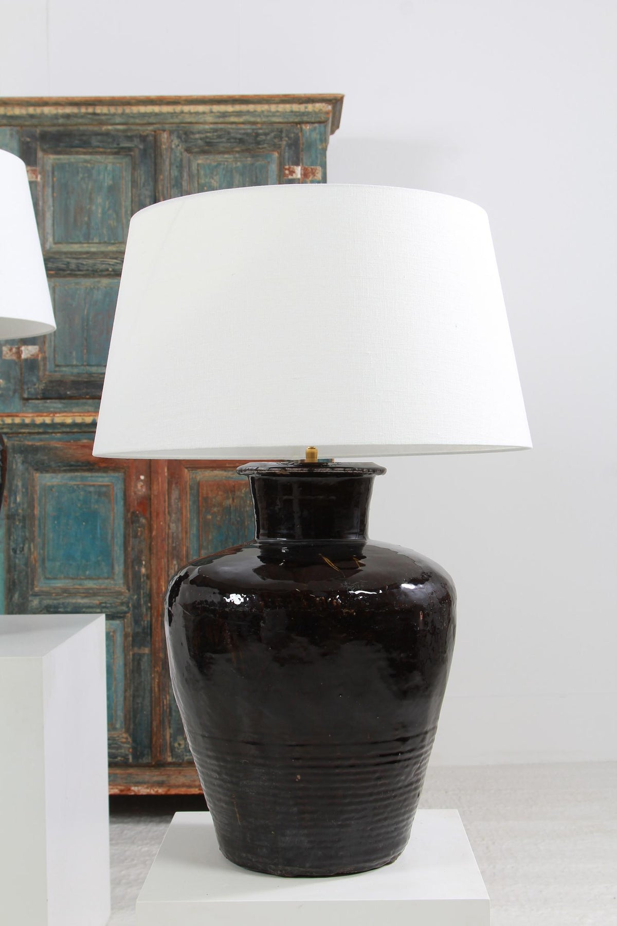 EXCEPTIONAL CHINESE BLACK GLAZED WINE POT LAMPS WITH WHITE LINEN DRUM SHADES