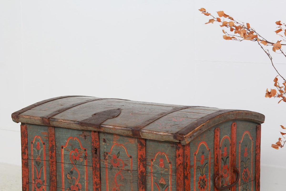 Rare 18thC Swedish Dome Trunk with Superb  Paintwork