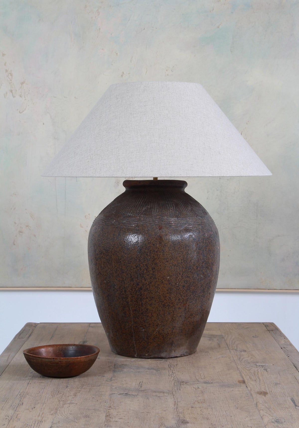 UNIQUE ANTIQUE CHINESE STORAGE WINE JAR TABLE LAMP WITH Natural LINEN SHADE