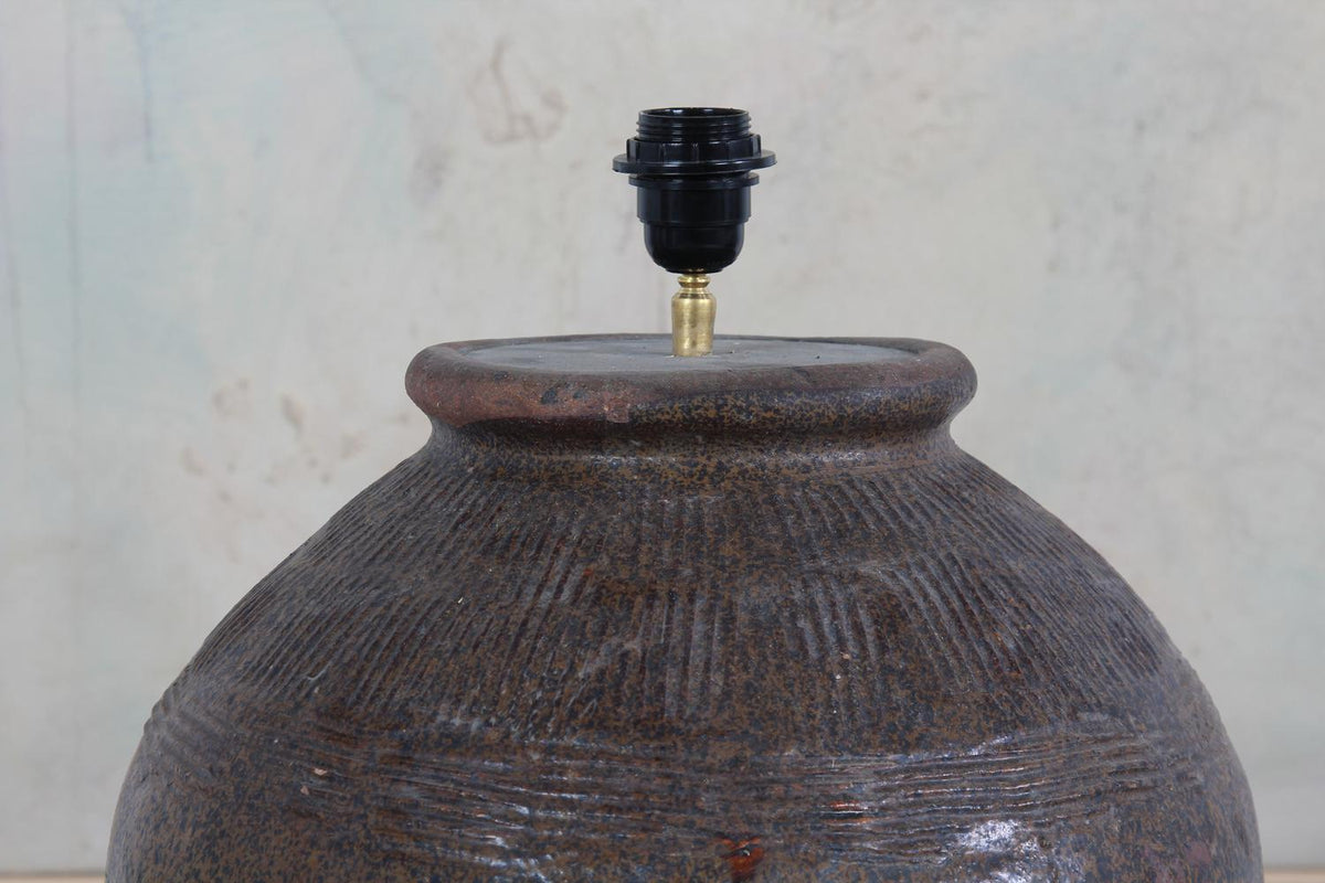 UNIQUE ANTIQUE CHINESE STORAGE WINE JAR TABLE LAMP WITH Natural LINEN SHADE